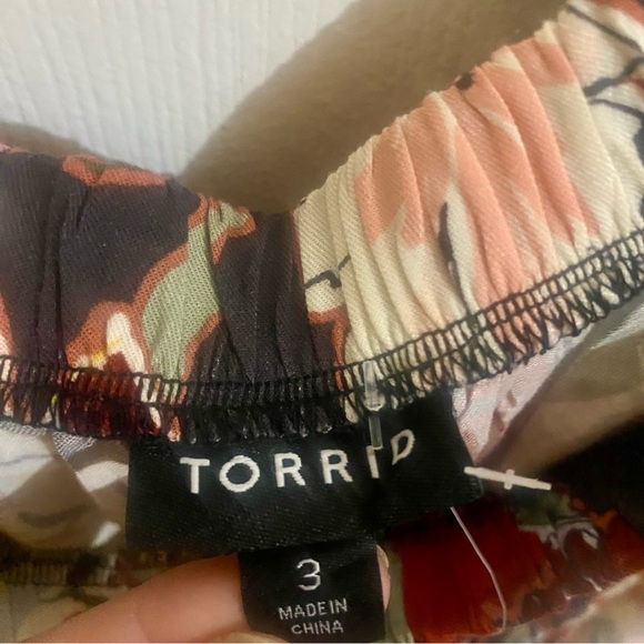NWT Torrid Stretch Challis Off-Shoulder Floral Romper Sz 3 (22-24) Maximalist 💜 - Picture 6 of 10